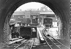 Tunnel oberhalb der Station Lausanne Bahnhof - rechts die Talstation der Standseilbahn Gare - Flon