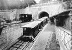 Links der Wagen in der Talstation Lausanne Gare - rechts die Standseilbahn hinunter nach Ouchy