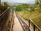 Die ganze Strecke der Standseilbahn Cossonay von der Bergstation aus gesehen