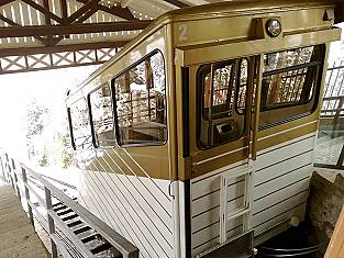 Funiculaire Territet Glion - die Standseilbahn von Territet bei Montreux nach Glion - Suisse