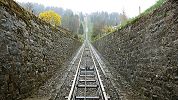 Sicht aus der Talstation Les Avants der Standseilbahn Sonloup