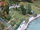 Bärenpark Bern Gesamtansicht - die Standseilbahn fährt hinten entlang der Treppe