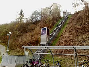 Das Spital Belp mit seinem Schrägaufzug