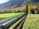 Rechts neben den Druckleitungen fährt die Standseilbahn