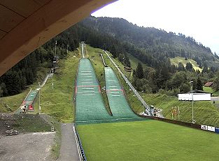 Nordic Arena Kandersteg - die Zurbrügg - Standseilbahn rechts neben den Sprungschanzen