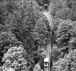 Interlaken Harder - Wagen von 1908 unterhalb des Tunnels