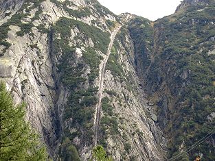 Das steile Trassee der Gelmerbahn - beeindruckende 106 % Steigung im offenen Wagen
