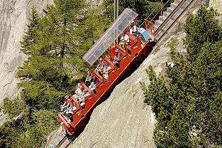 Standseilbahn Gelmerbahn Der einzige Wagen der bekannten Gelmerbahn an der steilsten Stelle beim Mast Nr. 13 Standseilbahnen Schweiz