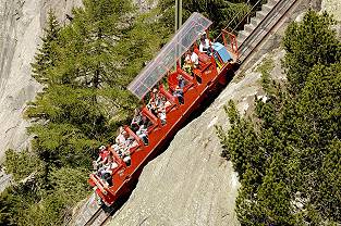 Gelmerbahn - die meistbesuchte Standseilbahn im Katalog der Standseilbahnen - Wagen an der steilsten Stelle