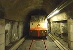 Alter Wagen der Standseilbahn Zermatt Sunnegga im Zugangsstollen zur Talstation