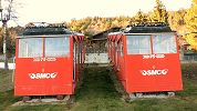 Die beiden Wagen der ehemaligen oberen Sektion sind in der Nähe der heutigen Zwischenstation Bluche ausgestellt - Standseilbahn St. Maurice de Laques - Montana