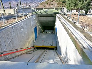 Sierre Creux de Chippis Schrägaufzug Bergstation Ebene 5 Dachebene mit dem Schiebedach