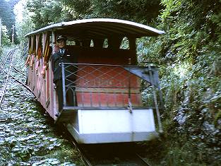 Stanserhornbahn 2. Sektion Wagen bei der Ausweiche