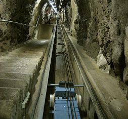 Videos Standseilbahnen Armee Militär - hier die Standseilbahn in der Festung Ober Nas