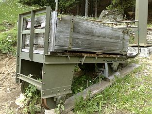 Wagen bei der ehemaligen Bergstation Arnisee 2011