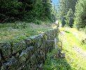 Kraftwerk Gurtnellen Gorneren - ehemalige Material-Windenbahn zwischen der Bergstation Standseilbahn und der Wasserfassung Gorneren - Vorrichtung am Wegrand für das Zugseil - Foto Archiv standseilbahnen.ch