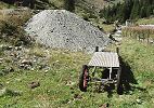 Kraftwerk Gurtnellen Gorneren - ehemalige Material-Windenbahn zwischen der Bergstation Standseilbahn und der Wasserfassung Gorneren - der Wagen mit Reifen bei der Bergstation Wasserfassung Gorneren - Foto Archiv standseilbahnen.ch