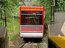 Standseilbahn Funicolare Lugano San Salvatore - Wagen kurz vor der Bergstation - unten verschwindet das Zugseil im Boden