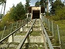 Trassee und Bergstation der Standseilbahn Caumasee