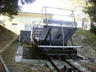 Der alte Wagen bis 2011 der Windenbahn Rothenbrunnen Balveins bei der Bergstation