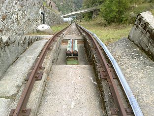 Aussicht von der Bergstation Monte Scala auf das Trassee der Standseilbahn
