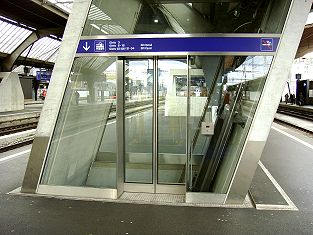 Schrägaufzug Zürich Hauptbahnhof Tiefbahnhof Bahnhof Löwenstrasse zum Gleis 4/5.