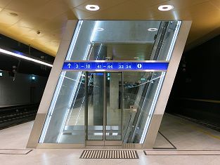 Schrägaufzug Zürich Hauptbahnhof Tiefbahnhof Bahnhof Löwenstrasse zur Querhalle