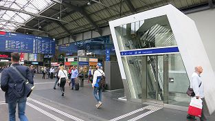 Schrägaufzug Zürich Hauptbahnhof Tiefbahnhof Bahnhof Löwenstrasse Gleise 33 und 34 zur Querhalle - Bergstation in der Querhalle