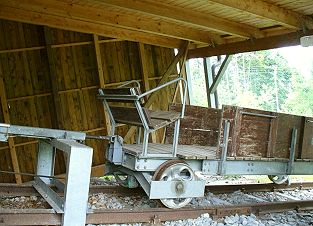 Wagen der Standseilbahn Etzelwerk in der Bergstation beim Wasserschloss