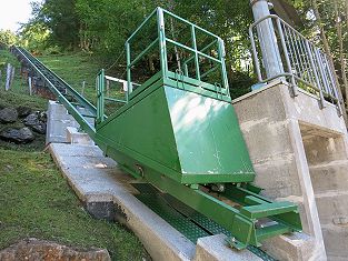 Standseilbahn beim Wasserschloss Rempen