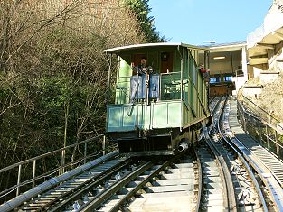 Fribourg funiculaire bei Klein gegen Gross Schweizer Bergbahnen Schweiz und standseilbahnen.ch