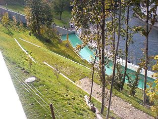 Entlang der Treppe soll der neue Schrägaufzug im Bärenpark Bern fahren