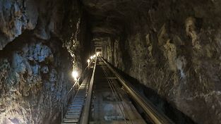 Trümmelbachfälle bei Interlaken Lauterbrunnnen - Standseilbahn im Stollen