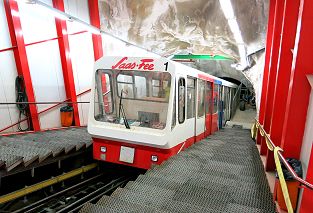 Einfahrt der Metro Alpin Saas Fee in die Bergstation Mittel Allalin auf 3445 Meter über Meer.