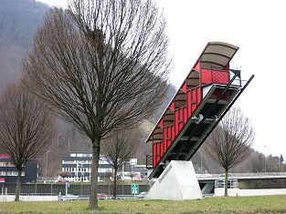 Wagen der Standseilbahn Stanserhorn auf dem Kreisel zwischen Stans und Stansstad