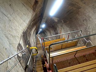 Fahrt mit der Standseilbahn im Staudamm Göscheneralp