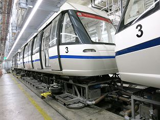 Skymetro - Zug 3 - unter dem Wagen sind die Pads für das Luftkissen zu erkennen