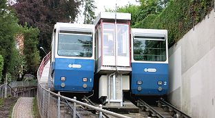 Hier soll ein kurzer öffentlicher Schräglift als barrierefreier Behig Zugang gebaut werden - Seilbahn Rigiblick Zwischenstation Hadlaubstrasse bei der Ausweiche der Standseilbahn