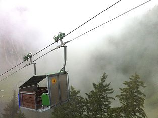 Mit der offenen Seilbahn am Stäuber Wasserfall vorbei auf die Oberalp - Schiffli-Luftseilbahn Äsch - Oberalp in Unterschächen - Foto Markus Seitz Archiv standseilbahnen.ch
