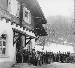 Andrang vor einigen Jahren zum Skifahren auf dem Zugerberg - Die Zugerbergbahn teilte die Jahreszahlen der Anzahl Passagiere sofort mit - vielen Dank an die Standseilbahn Zugerberg