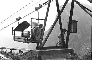 Luftseilbahn Grafenort Rugisbalm - Eggen Lutersee - Niederberger Schiffli 1953 - 1974 in der Bergstation Eggen Lutersee