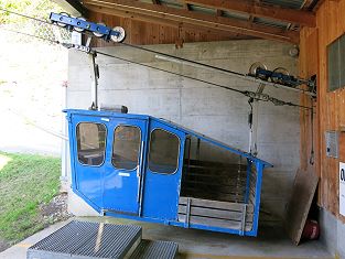 Luftseilbahn Flüelen - Oberaxen - Niederberger Schiffli mit geschlossener Kabine in der Talstation Flüelen Gruonbach