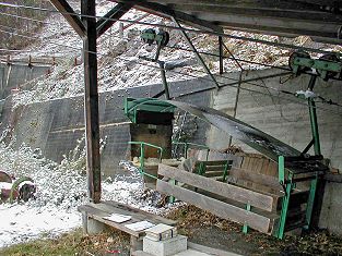 Luftseilbahn Seedorf Bolzbach - Bodmi offene Niederberger Schiffli 1955 - 2002, Schiffli in der Talstation Bolzbach Mettlen im Jahr 2002