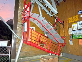 Luftseilbahn Silenen - Chilcherberge - Openair-Luftseilbahn mit dem steilsten Niederberger Schiffli der Schweiz - Schiffli in der Talstation Silenen