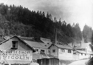 Fabrique de Ciment Convers Standseilbahn Bremsberg rechts hinten in den Wald hinauf sichtbar - diese Standseilbahn fuhr zwischen dem Steinbruch und der Fabrik - Foto Archiv standseilbahnen.ch