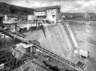 Neuenhof Kiesgrube Schrägaufzug für Material - Foto Archiv standseilbahnen.ch