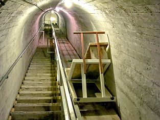 Schrägaufzug zur Bunkerkanone 2 in der Festung Artilleriewerk Magletsch - Foto Markus Seitz Archiv standseilbahnen.ch