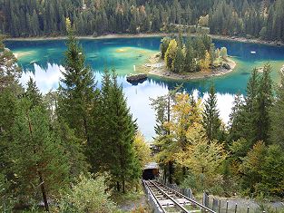 Der Lift beim Caumasee fährt nur sehr unregelmässig und ohne festen Fahrplan - Schräglift Caumasee - Foto Archiv standseilbahnen.ch Der Lift beim Caumasee fährt nur sehr unregelmässig und ohne festen Fahrplan - Schräglift Caumasee - Foto Archiv standseilbahnen.ch